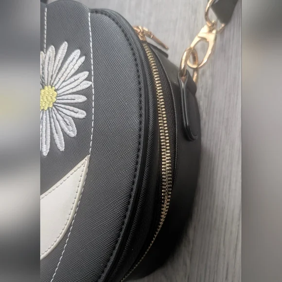 Backstitch Bruja Daisy Pumpkin Crossbody Backpack SOLD OUT Springween Halloween - Picture 5 of 15